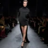 Λαμπερό κοκτέιλ φόρεμα με ψηλό γιακά